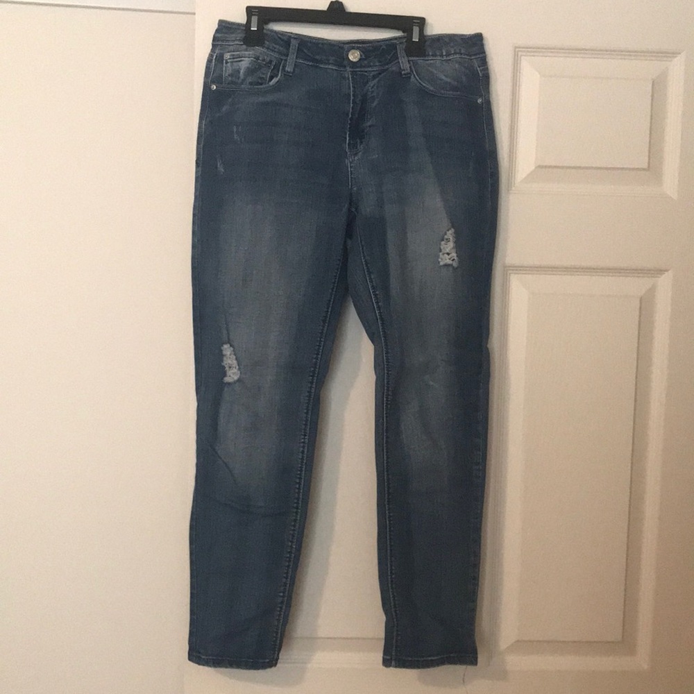 Distressed ankle jean Kensie size 8
